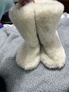 Fuzzy White Winter Boots Cozy Plush Faux Fur Boots Women’s Size 7/8